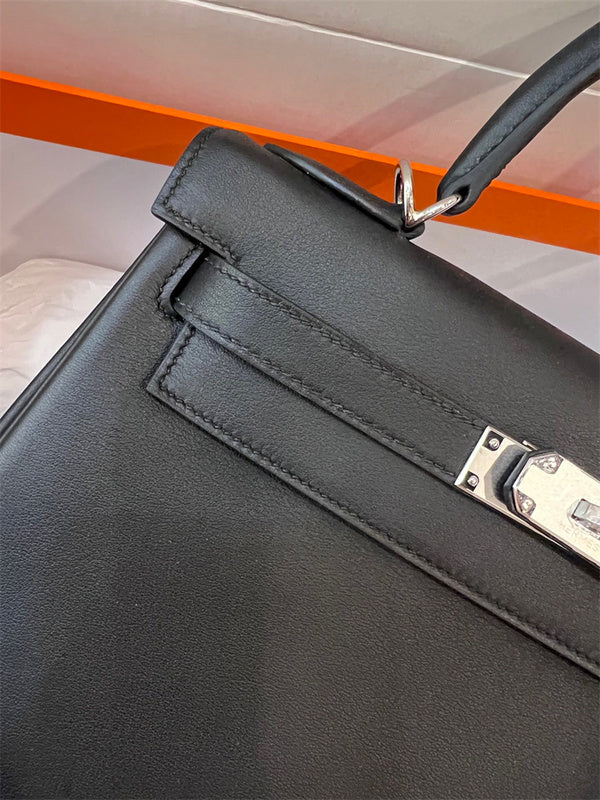 Contemporary shopper bag carried on shoulder