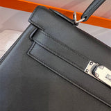  Contemporary shopper bag carried on shoulder