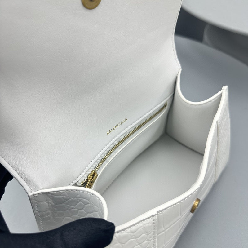 Zivas Charm Contemporary Flair Statement Handbag (Refined Practical Design) – Close-Up Detail