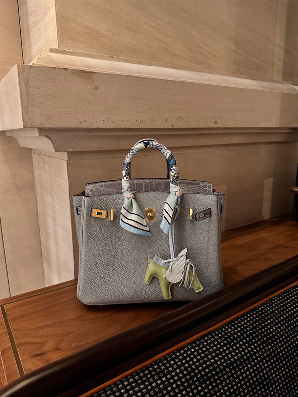  essential everyday bag detail view showing craftsmanship 20