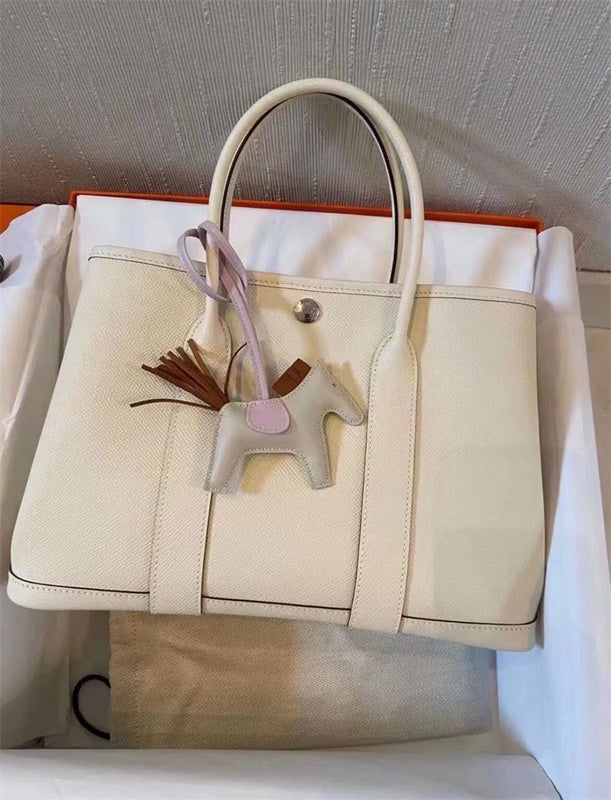  Sophisticated handbag front view
