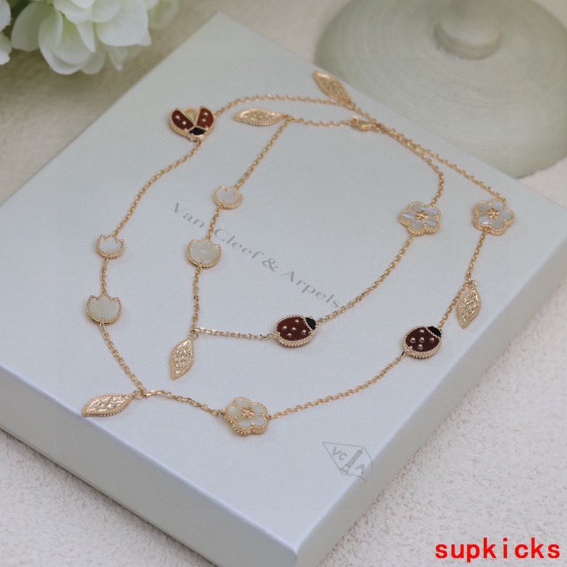Side view of Van Cleef & Arpels unisex jewelry piece