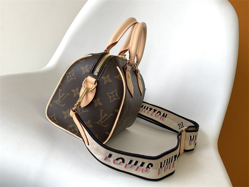  sophisticated shopper bag detail view showing craftsmanship 20
