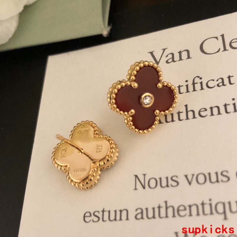 Side view of Van Cleef & Arpels unisex jewelry piece