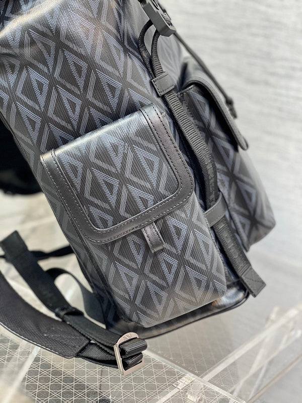 Handle and strap detail of structured polished women's handbag – women's everyday handbag