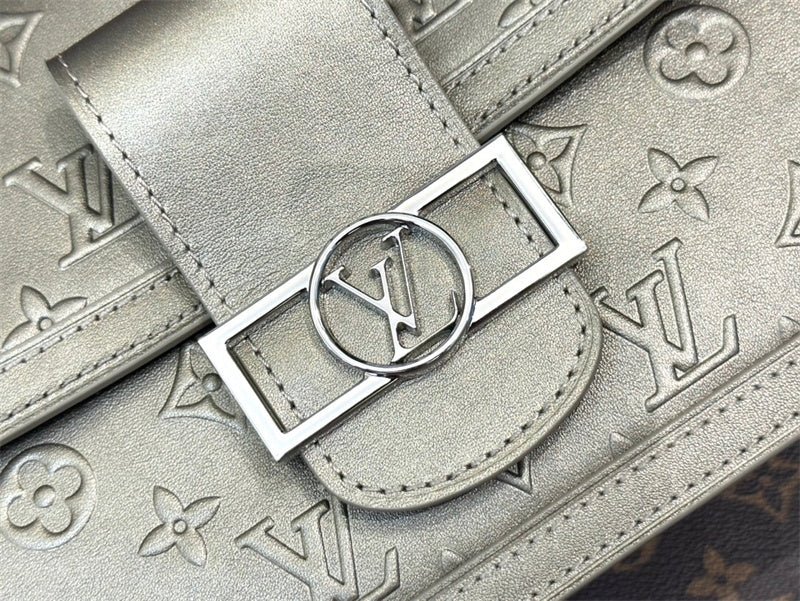  Streamlined shoulder bag carried on shoulder