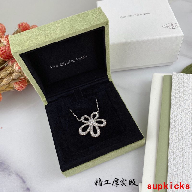 Side view of Van Cleef & Arpels unisex jewelry piece