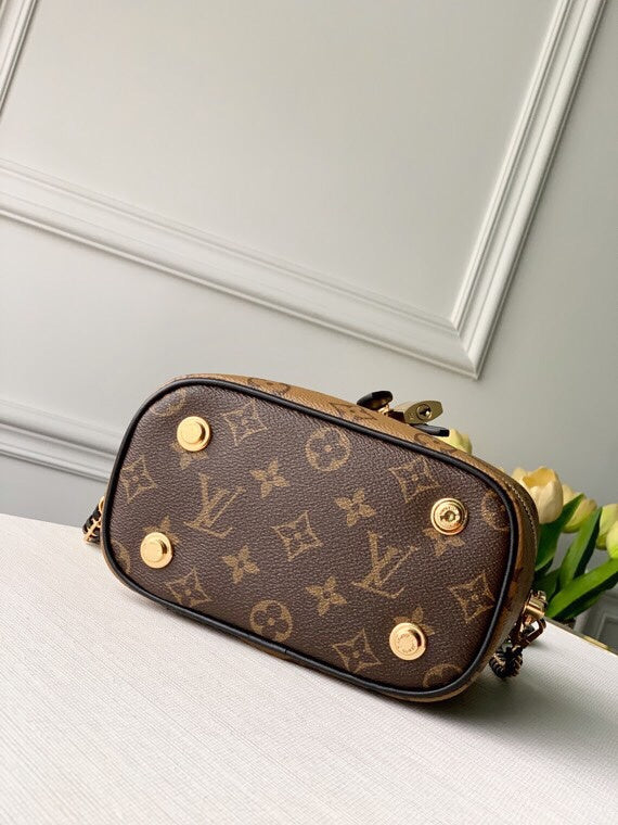 Handle and strap detail of refined premium women's handbag – women's everyday handbag