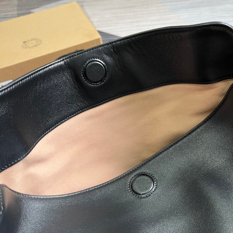 Close-up detail of everyday-luxe classic women's handbag – women's premium purse