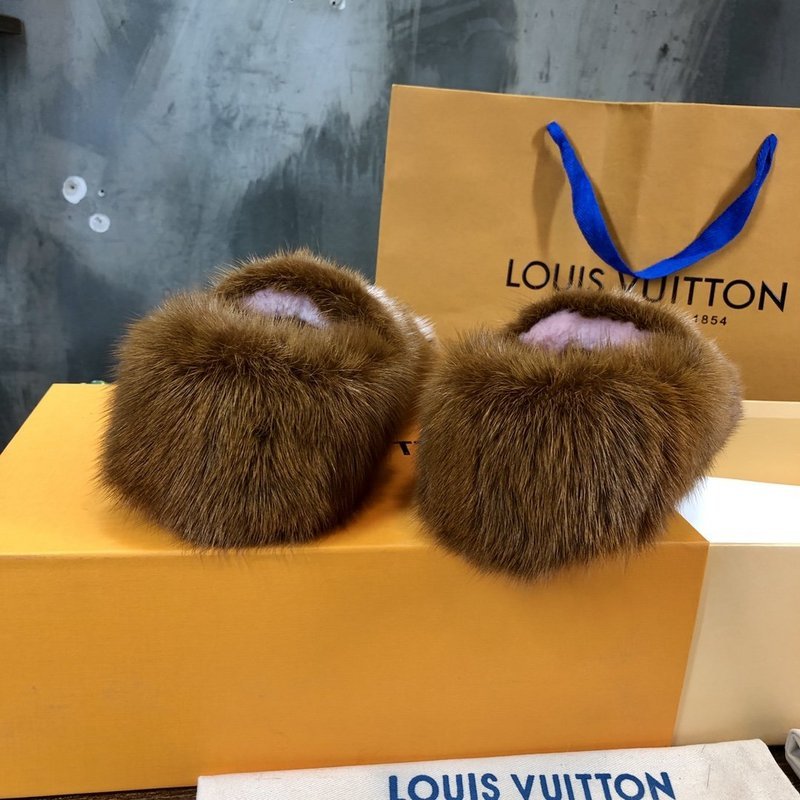 Three-quarter angle view of Louis Vuitton luxury piece style No.131