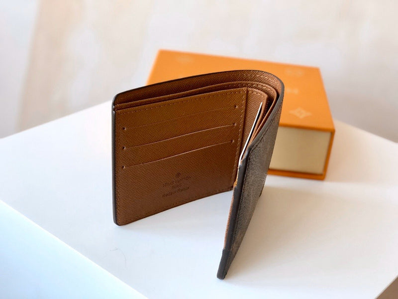 Close-up detail of refined structured women's handbag – women's everyday handbag