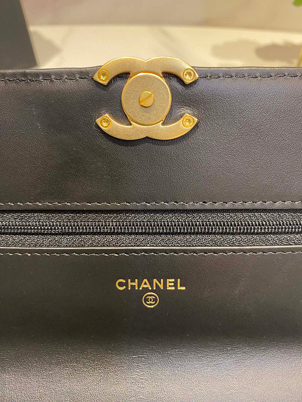 Ziva's Charm handbag – close-up view (one versatile size)