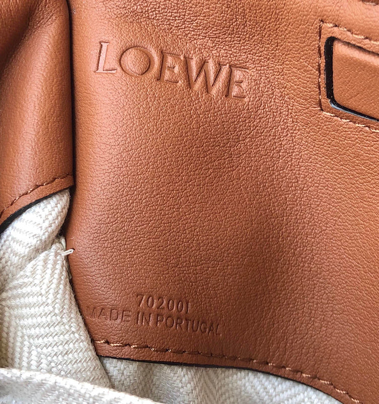 Ziva's Charm handbag – close-up view (35cm*27cm*19cm)