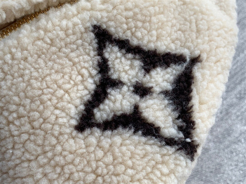  chic everyday bag detail view showing craftsmanship 8