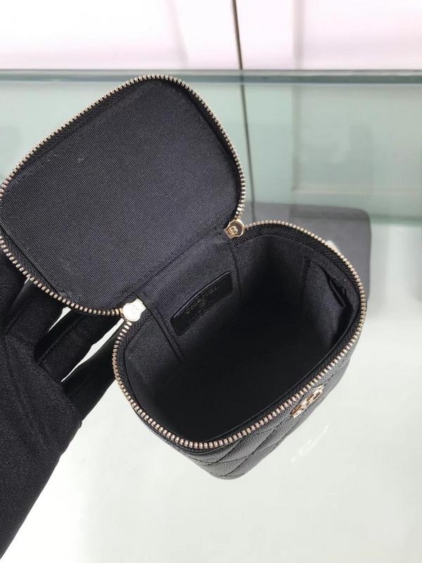 Zivas Charm Understated Luxury Fashion Handbag (Everyday Luxury Essential) – Detail View