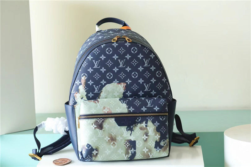  Understated everyday bag front view