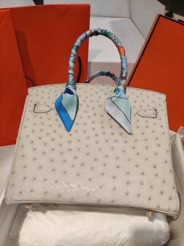  Clean-Lined shoulder bag carried on shoulder