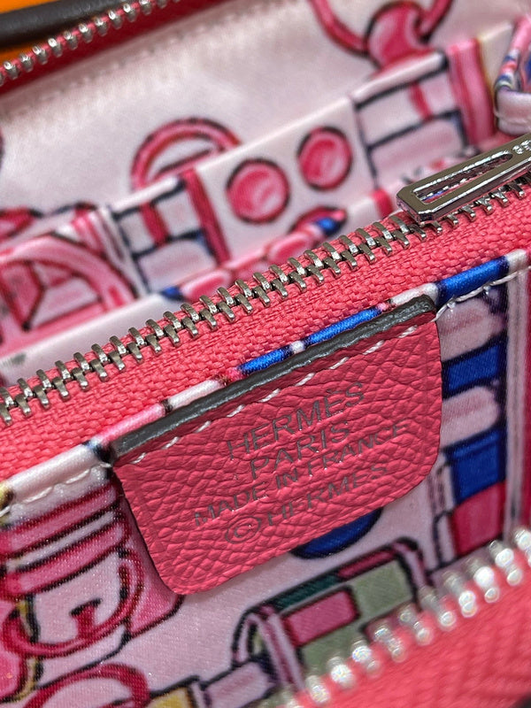 Fluid handbag styled for everyday wear