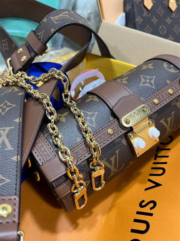  everyday bag close-up of hardware and finish