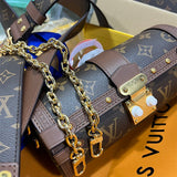  everyday bag close-up of hardware and finish