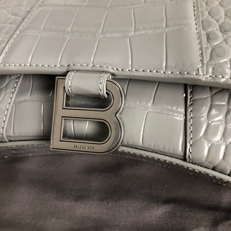 Handle and strap detail of signature chic women's handbag – women's luxury accessory