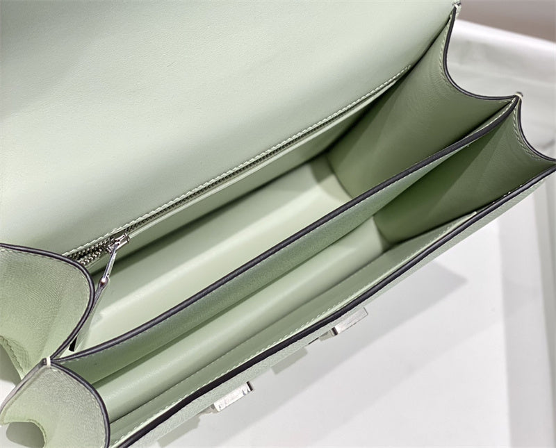 Streamlined handbag styled for everyday wear