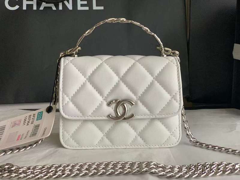 Zivas Charm Versatile Design Luxury Handbag (Considered Detail & Form) – Detail View