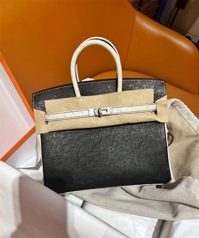  Elegant crossbody bag front view