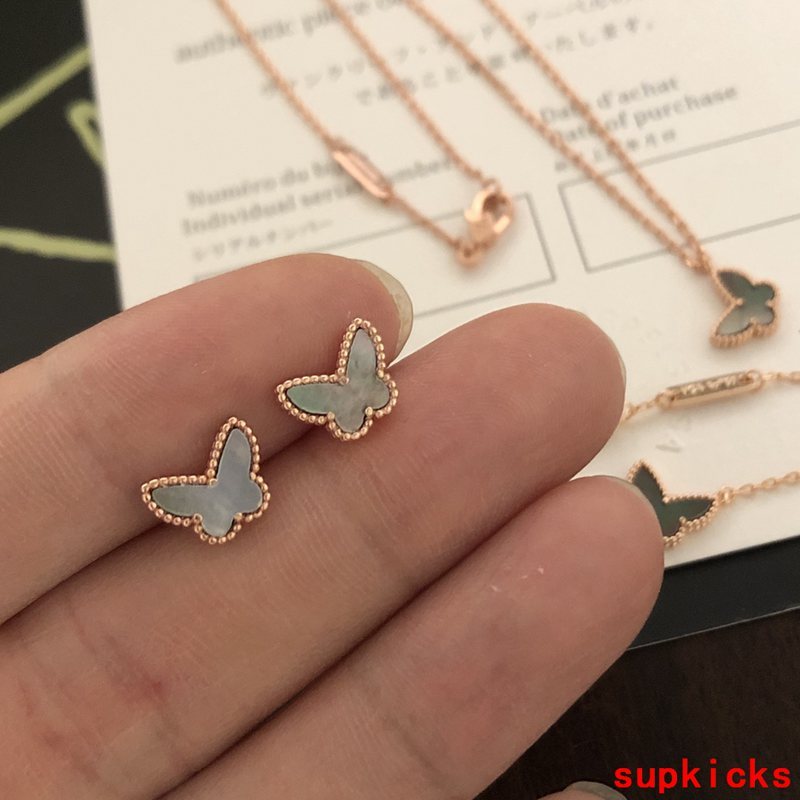 Angled view of Van Cleef & Arpels unisex jewelry piece