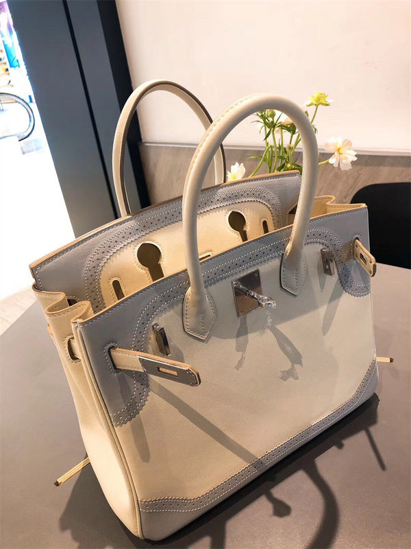  shoulder bag interior and compartment view 9
