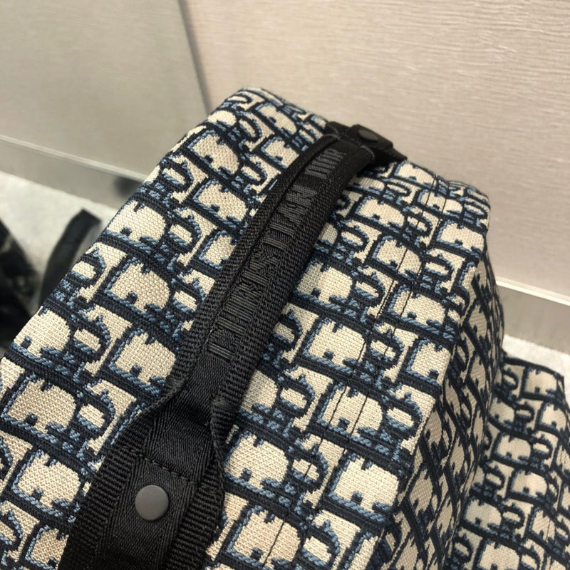 Close-up detail of sleek premium women's handbag – women's luxury accessory