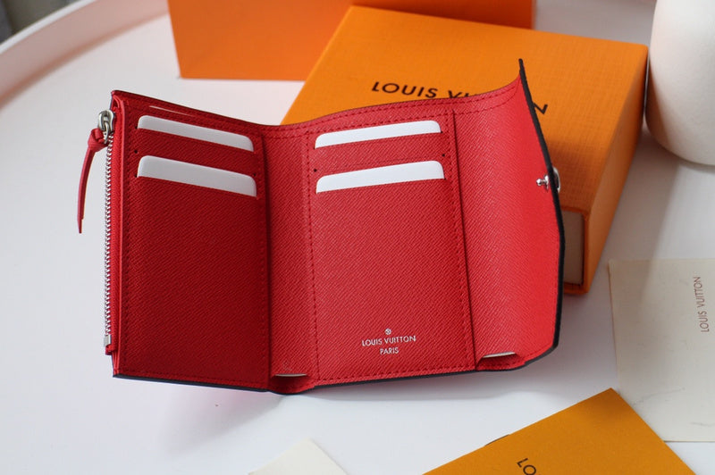 Styled lifestyle shot of everyday-luxe polished women's handbag – women's statement bag