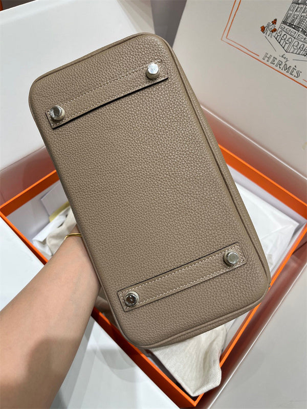  shoulder bag interior and compartment view 21