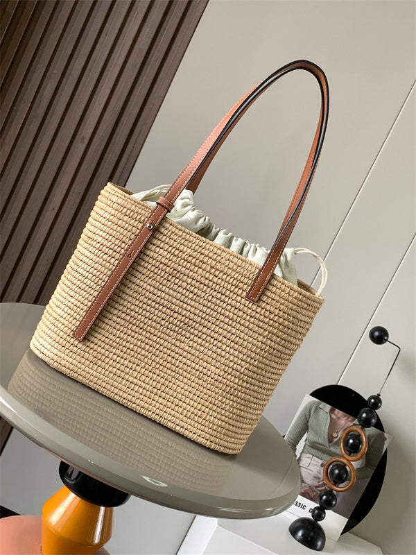 Ziva's Charm handbag – close-up view (27cm*20cm*10cm)