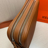  everyday bag close-up of hardware and finish 11