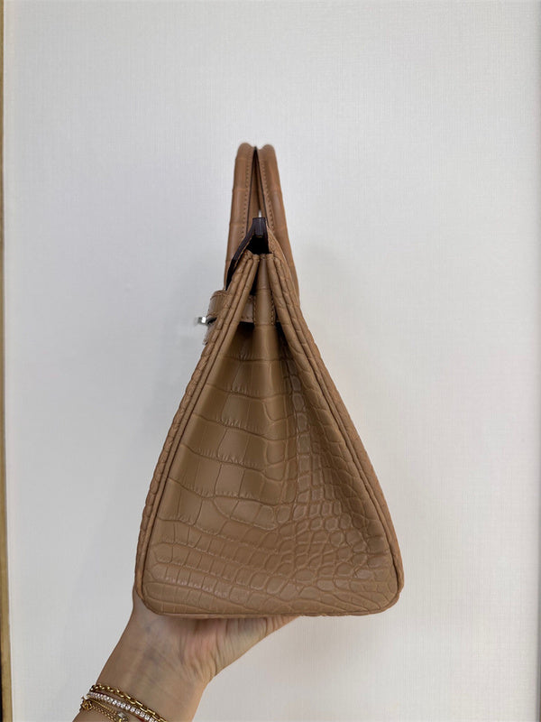  chic shopper bag detail view showing craftsmanship