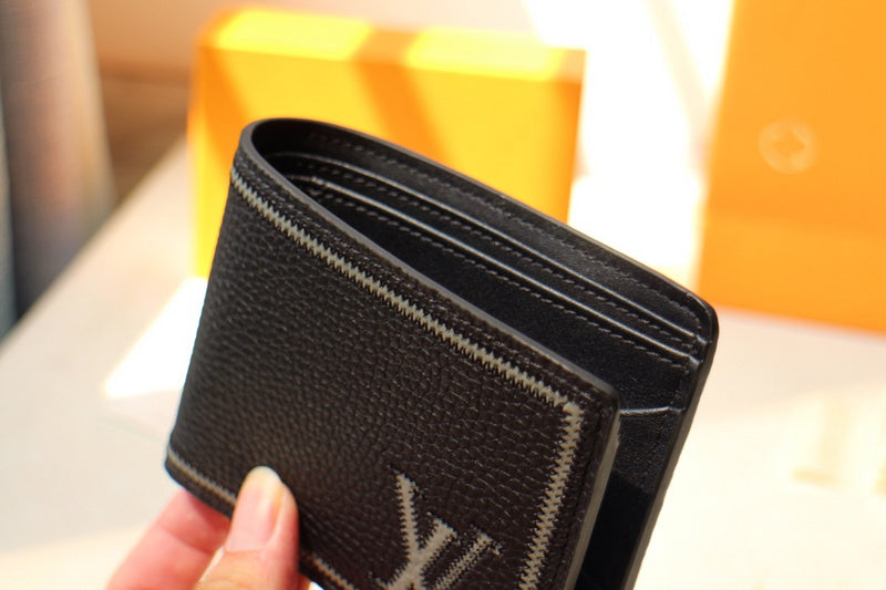 Handle and strap detail of signature sleek women's handbag – women's luxury accessory