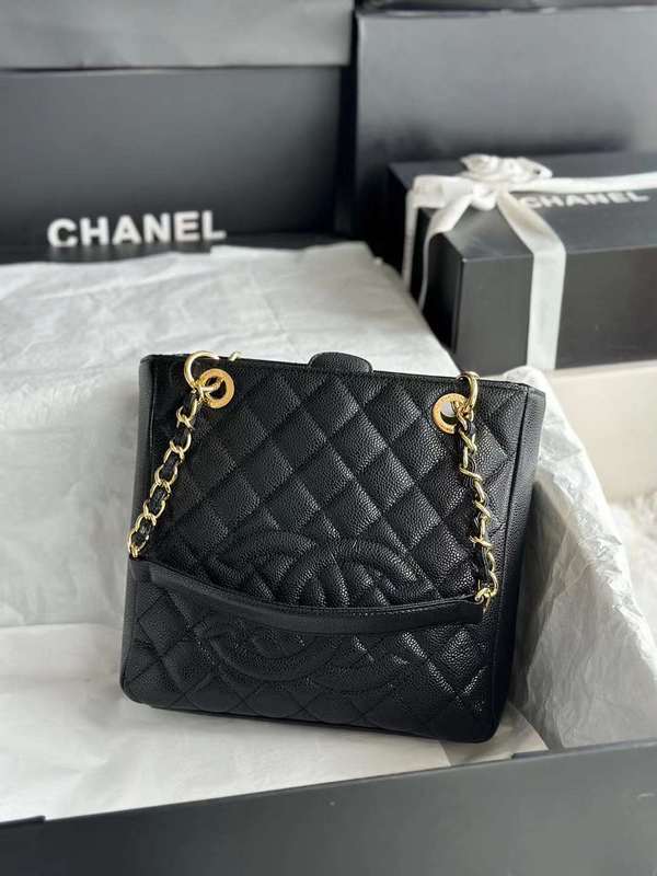 Zivas Charm Sleek Silhouette Luxury Handbag (Timeless Wardrobe Addition) – Detail View