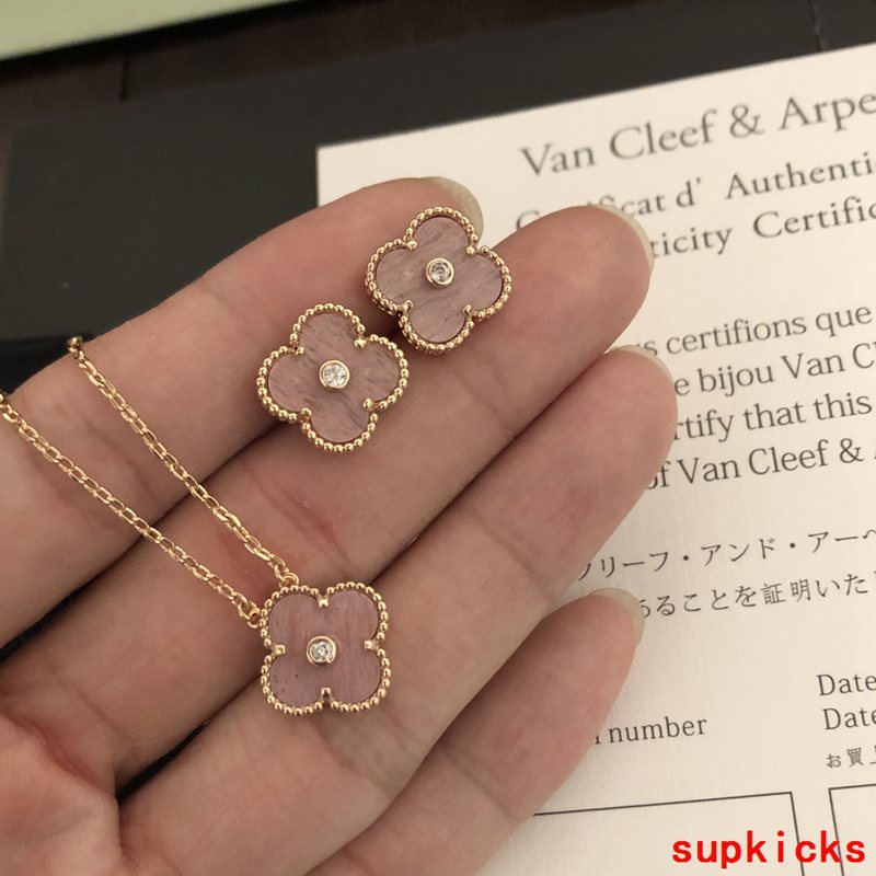 Angled view of Van Cleef & Arpels unisex jewelry piece
