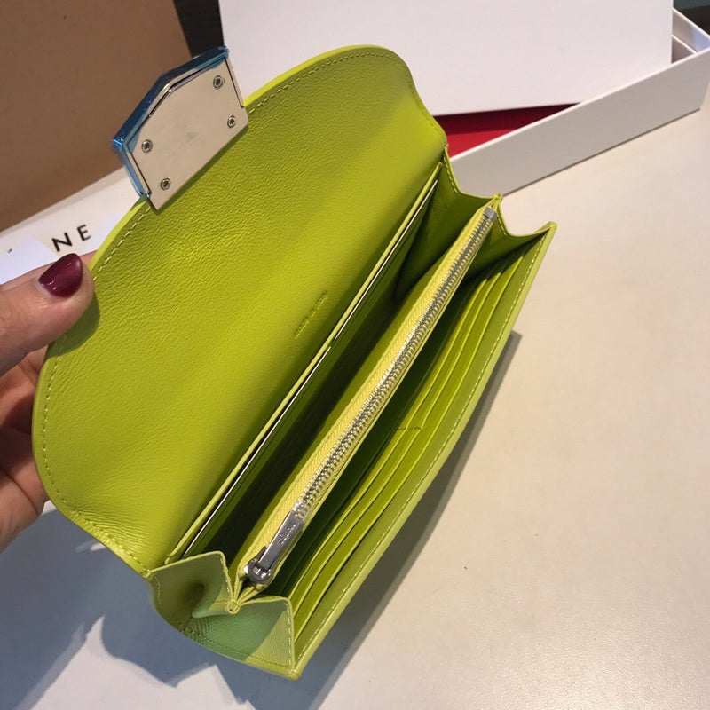 Side profile of premium polished women's handbag – women's designer-style accessory