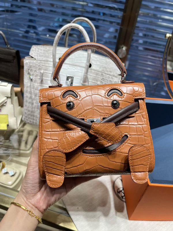  Minimalist carryall bag carried on shoulder