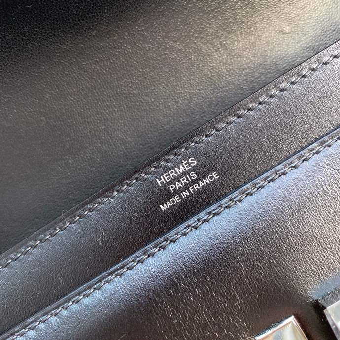 Side view of crisp structured handbag