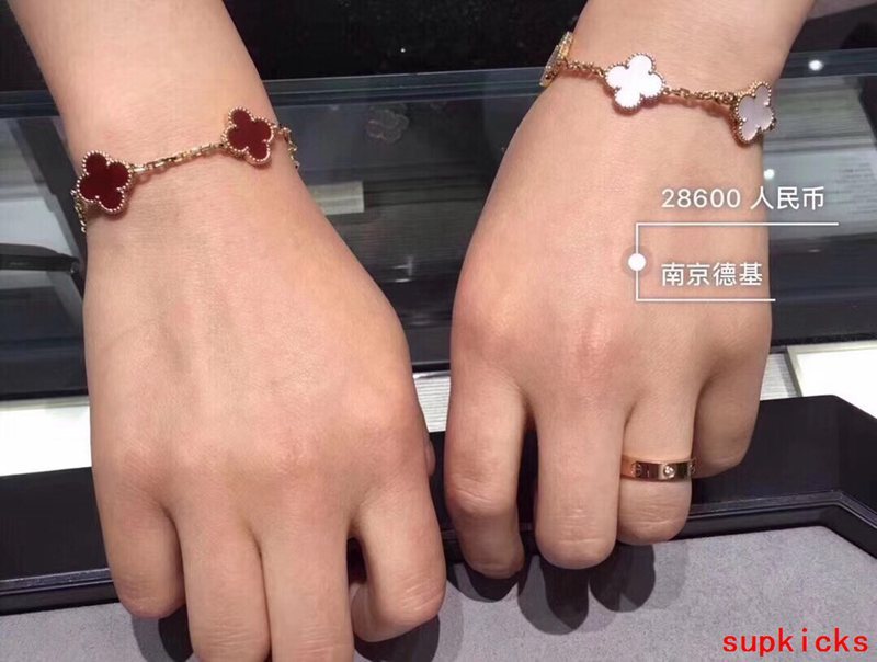 Full view of Van Cleef & Arpels unisex jewelry piece