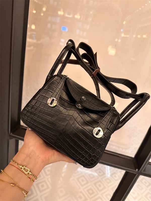  Versatile structured bag front view 13