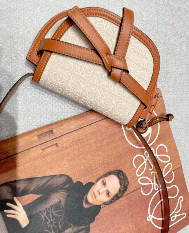 Ziva's Charm handbag – front view (21cm*12.5cm*9cm)