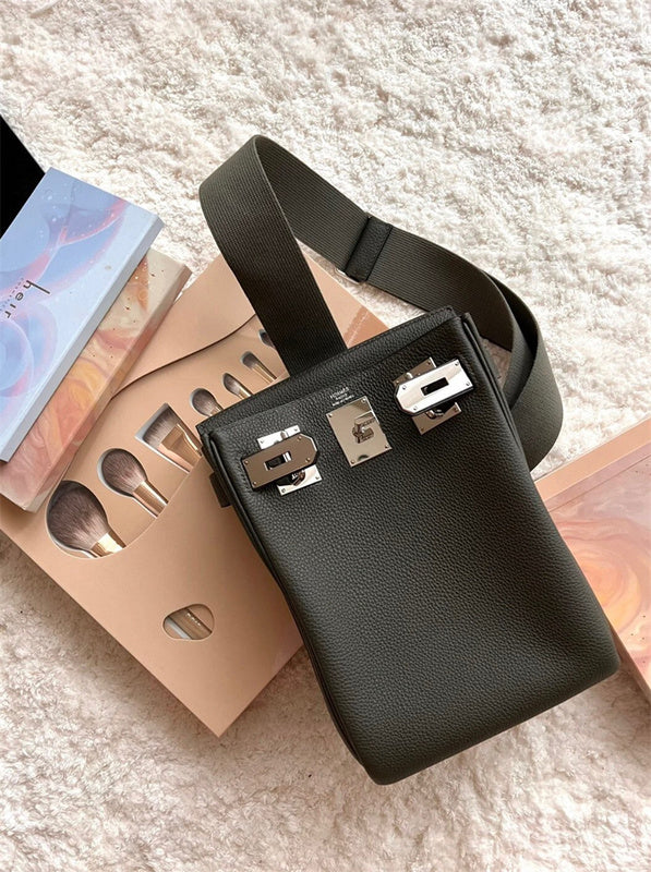  minimalist crossbody bag styled with outfit 12