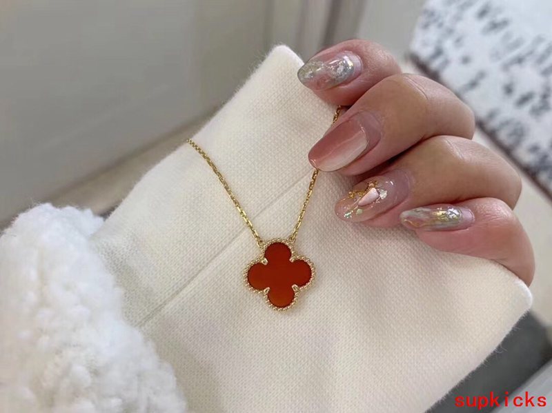 Side view of Van Cleef & Arpels unisex jewelry piece