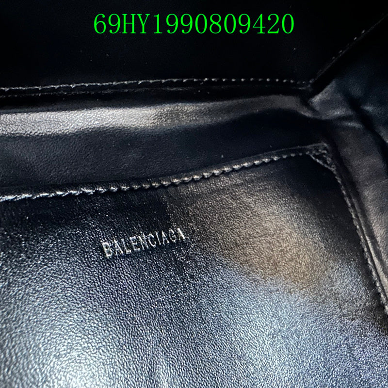 Ziva's Charm handbag – close-up view (one versatile size)
