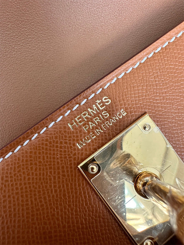  Graceful shoulder bag carried on shoulder