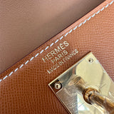  Graceful shoulder bag carried on shoulder